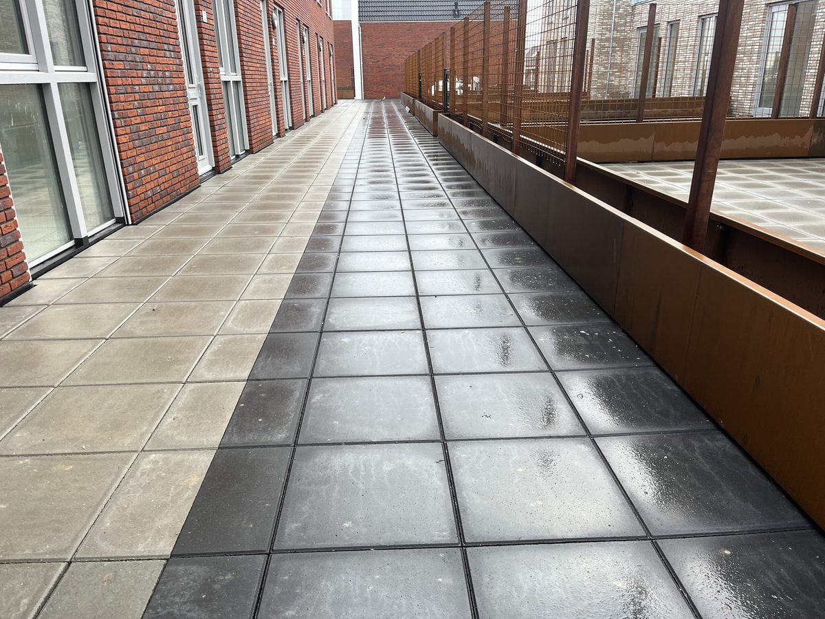 Dakterras De Nieuwe Haven - looppad langs de gevel